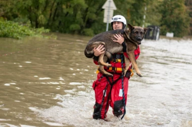 DRAMA U UŽICU! Muškarac skočio da spasi psa iz nabujale Đetinje, pa usledila herojska akcija! (VIDEO)