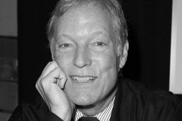 UMRO RIČARD ČEMBERLEN!