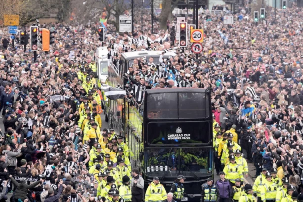 LUDILO NA ULICAMA NJUKASLA: Oko 300.000 navijača dočekalo fudbalere nakon osvajanja Liga Kupa (VIDEO)