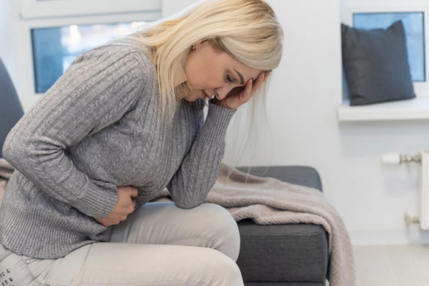 IMATE POJAČANO LUČENJE KISELINE U ŽELUCU: Jedna loša NAVIKA je posebno opasna - evo kako možete da ublažite bolove!