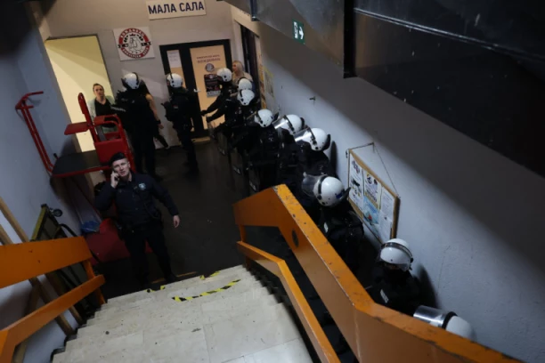 DRUGI UGAO: Uoči prekinutog meča na Banjici - sukob golmana Partizana i policije na ulasku u dvoranu! (VIDEO)