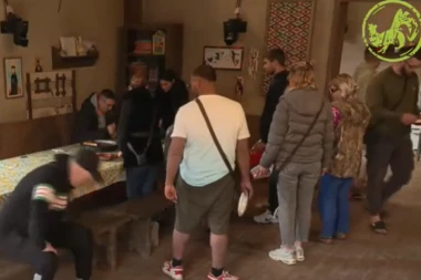 DA LI SMO ZAISTA SVEDOČILI OVOJ SCENI?! Fanovi trljaju oči u neverici, takmičari OVO ZATEKLI NA STOLU ZA RUČAVANJE!