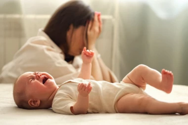 PAR JE ODLUČIO DA SVOJU TROMESEČNU BEBU DAJU NA USVAJANJE: Razlog je potpuno BIZARAN - kad je to čula tašta samo je VRISNULA i usledio je haos!