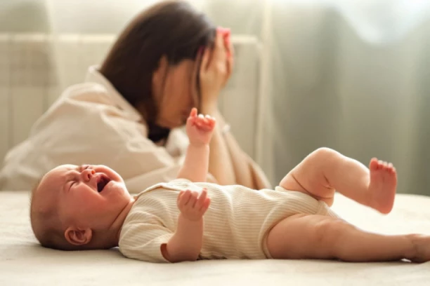 PAR JE ODLUČIO DA SVOJU TROMESEČNU BEBU DAJU NA USVAJANJE: Razlog je potpuno BIZARAN - kad je to čula tašta samo je VRISNULA i usledio je haos!