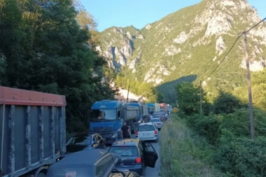 KOLAPS NA CRNOGORSKOJ GRANICI! Ogromna gužva: "Čekamo duže od pola sata"