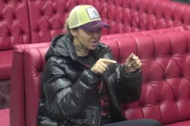 PUKLA BRUKA ANELI AHMIĆ! Otkrila sve o AFERI Đedovića i Asmina, šta se krije iza PORUKA?! Šok-istina isplivala na videlo!