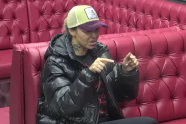 PUKLA BRUKA ANELI AHMIĆ! Otkrila sve o AFERI Đedovića i Asmina, šta se krije iza PORUKA?! Šok-istina isplivala na videlo!