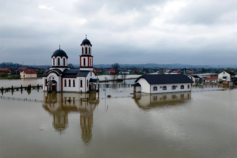 NESTVARNE SLIKE IZ PRIJEDORA, POTOPLJENA I CRKVA: Ovo je svetinja koja se našla usred poplave (FOTO)