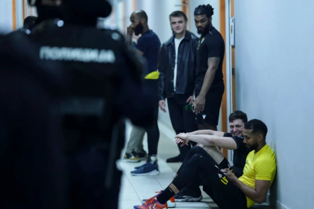 NIJE UPOTREBLJENO SREDSTVO PRINUDE! Nakon dešavanja na Banjici - javnosti se saopštenjem obratio MUP Srbije!