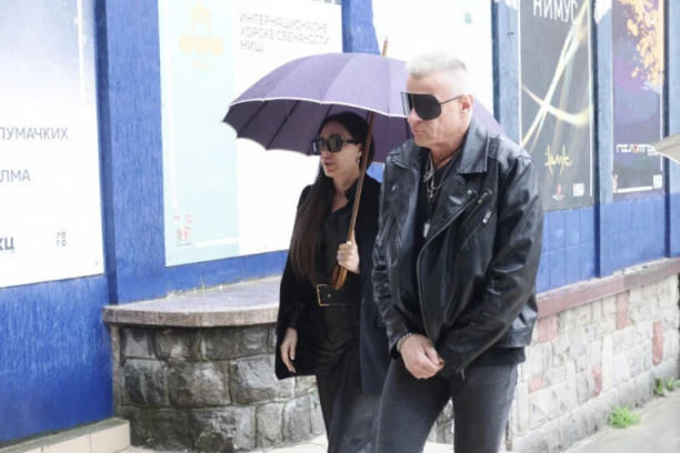 ŠOK-IZDANJE CECE RAŽNATOVIĆ NA KOMEMORACIJI POKOJNOM BRATU VIKI MILJKOVIĆ: Pevačica stigla u pratnji kolege, sve oči uprte u nju! (VIDEO)