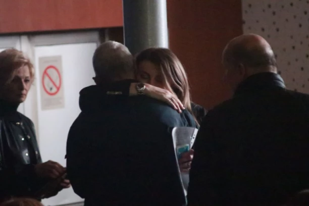 VIKI JEDVA HODA OD TUGE I BOLA: Suprug je ne ispušta iz ruke na komemoraciji bratu Vladici Miljkoviću! (FOTO)
