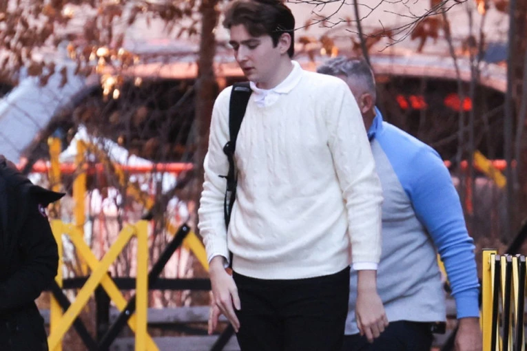 SVI SU ZAPANJENO ZURILI U DETALJ NA RUCI BARONA TRAMPA: Više od mesec dana se skrivao od javnosti, a sad je viđen sa MELANIJOM u Njujorku! (FOTO)