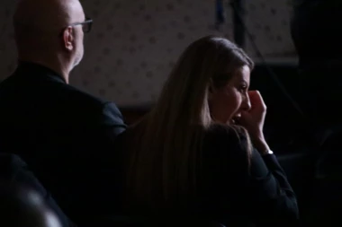 PUŠTENI NIKAD VIĐENI SNIMCI POKOJNOG VLADICE, VIKI MILJKOVIĆ ZAPOMAGALA NA SAV GLAS: Ove scene ježe do kostiju, cela sala grcala u suzama! (VIDEO)