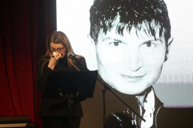 PLAČ VIKI MILJKOVIĆ SE PROLOMIO SALOM: Pevačica održala POSLEDNJI GOVOR pokojnom bratu - POTRESNA SCENA kida dušu! (VIDEO)