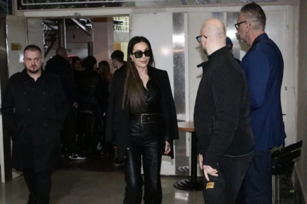 U SUZAMA NAPUSTILI KOMEMORACIJI POKOJNOM BRATU VIKI MILJKOVIĆ: Ceca izjurila iz sale, za njom krenula uplakana Slađa! (VIDEO)