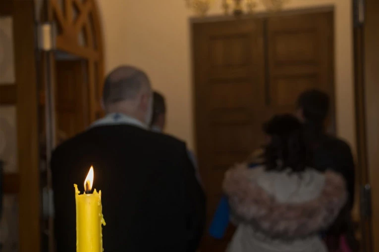 DA LI KUMU TREBA PALITI SVEĆU KAD SE UPOKOJI: Sveštenik otkriva gde pravoslavci greše