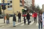 DOKLE OVO IDE? Blokaderi napali ženu u Kragujevcu jer im je rekla DA SE VRATE DA UČE, psuju je ispred MALOG DETETA! (VIDEO)