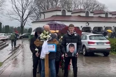 NAJPOTRESNIJA SCENA NA SAHRANI BRATA VIKI MILJKOVIĆ, SVI GLEDAJU U NJENOG SINA! Stegao fotografiju pokojnog ujaka i krenuo ka GROBLJU! (VIDEO)