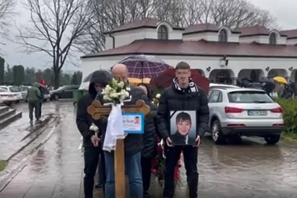 NAJPOTRESNIJA SCENA NA SAHRANI BRATA VIKI MILJKOVIĆ, SVI GLEDAJU U NJENOG SINA! Stegao fotografiju pokojnog ujaka i krenuo ka GROBLJU! (VIDEO)