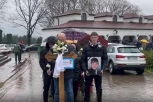 NAJPOTRESNIJA SCENA NA SAHRANI BRATA VIKI MILJKOVIĆ, SVI GLEDAJU U NJENOG SINA! Stegao fotografiju pokojnog ujaka i krenuo ka GROBLJU! (VIDEO)