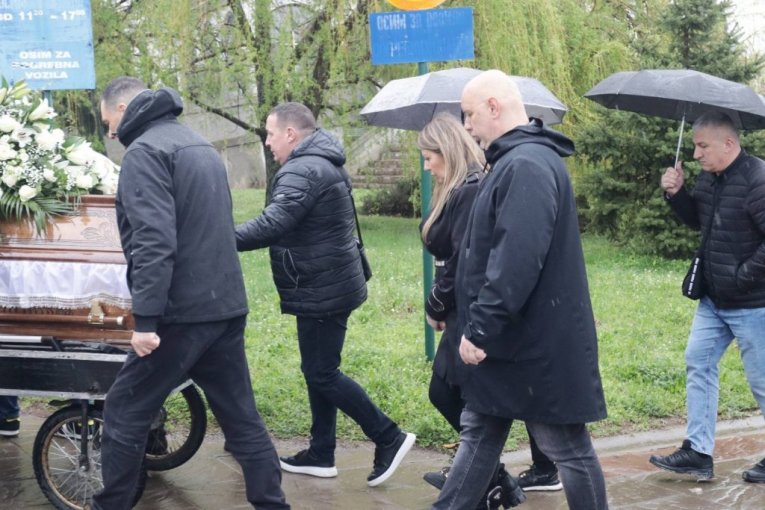 Viki Miljković na sahrani brata Vladice