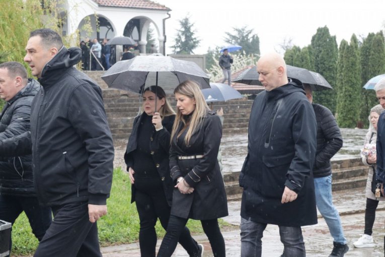 Viki Miljković na sahrani brata Vladice