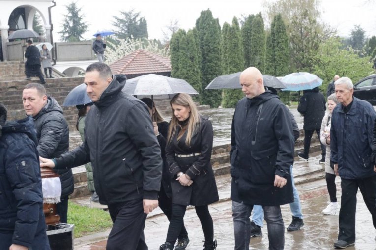 Viki Miljković na sahrani brata Vladice