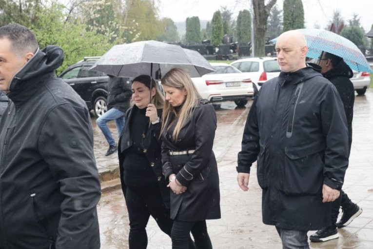 Viki Miljković na sahrani brata Vladice