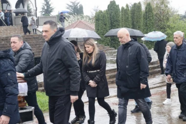 VIKI SAHRANJUJE ROĐENOG BRATA: Tužne scene u Nišu, suprug joj je najveća podrška! (VIDEO)