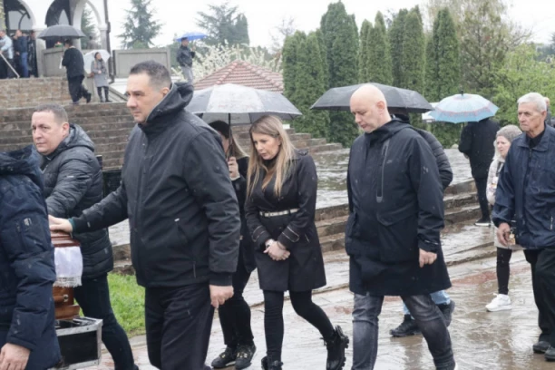 VIKI SAHRANJUJE ROĐENOG BRATA: Tužne scene u Nišu, suprug joj je najveća podrška! (VIDEO)