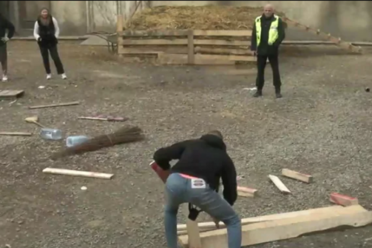 Boža Džons pravi haos na Farmi