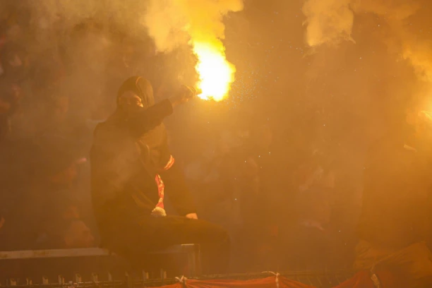 JEZIVO: Haos u komšiluku - derbi obeležilo divljanje navijača! (VIDEO)