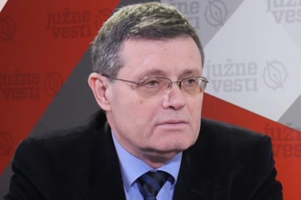 ČOVEK KOJI JE TUŽIO VUČIĆA SVEČANO OTVORIO NAJMANJI MOST NA SVETU! Ko je niški političar Bane banana, kome se ceo Balkan smejao!