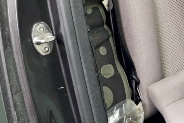 HITNO SE OGLASIO DAČIĆ: Uhapšeni švedski državljani na Gradini, kad su im policiajci otvorili automobil, imali šta i da vide! (FOTO)