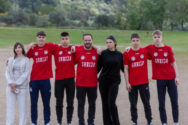 GIMNAZIJALCI IZ BEOGRADA U GRČKOJ: Željko Tanasković je govorio povodom prvih evropskih edukacionih sportskih igara