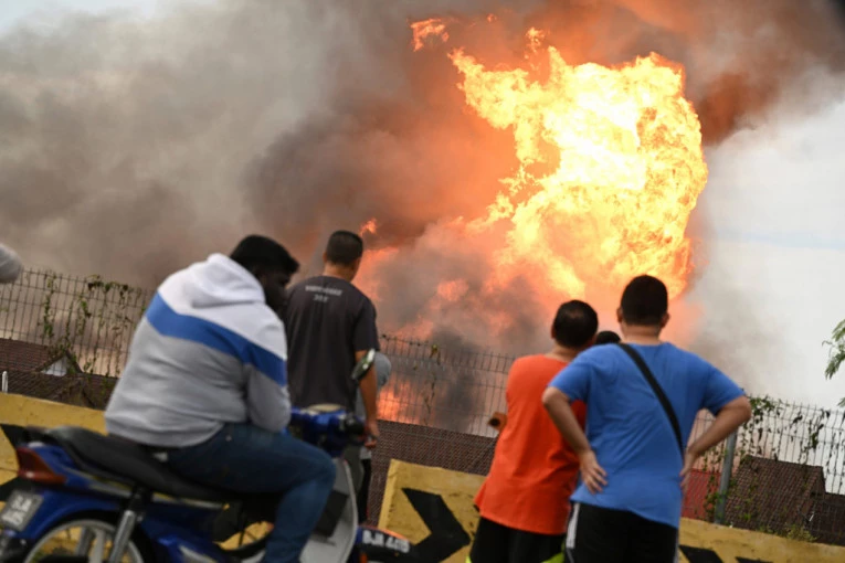OGROMAN POŽAR NA GASOVODU! Plamen bukti i nekoliko desetina metara u nebo, više od 30 osoba povređeno! (FOTO)