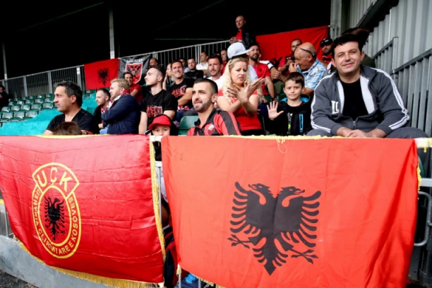 SKANDAL: Dešavanja u Tetovu zgrozila svet - navijači Škendije tokom minuta ćutanja pevali pesme terorističkoj organizaciji!