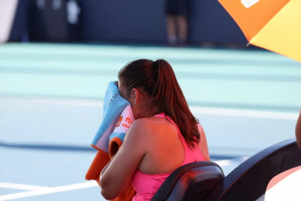 PONOVO JE ŠOKIRALA PLANETU: Nakon priznanja da je naklonjena istom polu i kritika prema Đokoviću - Ruskinja jednim potezom iznenadila sve!