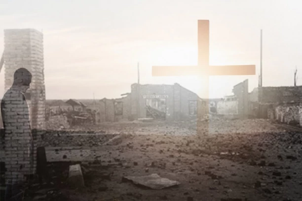 STIGLA VELIKA SVETINJA IZ JASENOVCA: Krst napravljen od krova logora u NDH sada je pred vernicima SPC