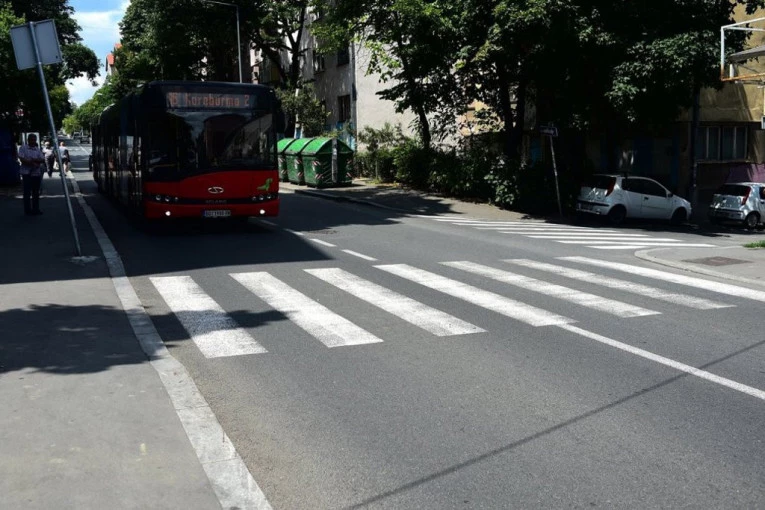 PREGAŽENO DETE (6) NA KARABURMI! Automobil udario dečaka na pešačkom prelazu!