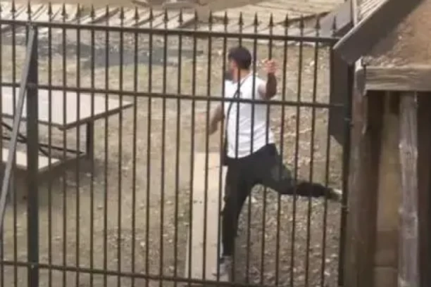 KAMERE USNIMILE BEKSTVO IZ RIJALITIJA! Produkcija pustila snimak - učesnik krenuo da PRESKAČE OGRADU, urlikao dok je DOZIVAO porodicu! (VIDEO)