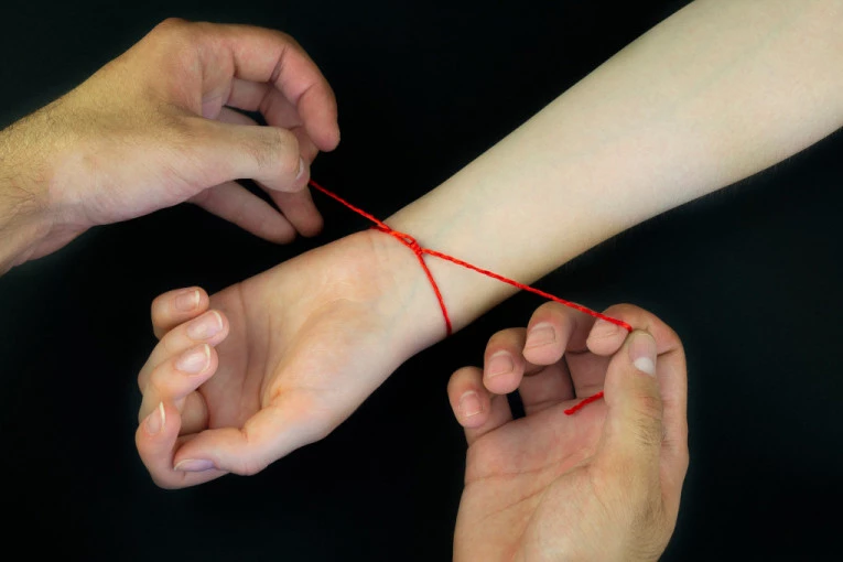 DA LI CRVENI KONAC DONOSI ZAŠTITU ILI OBMANU? Poznati antropolog Artemij Sljozkin upozorava da je ovo najveća podvala satanista i kabalista