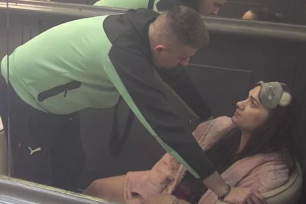 UKUĆANI NE ISPUŠTAJU PREPLAŠENU ANU IZ VIDA, KORDA JE SPREMAN NA SVE: Ne prestaje da je uhodi, ona otkrila šta se desilo u SPAVAĆOJ SOBI!