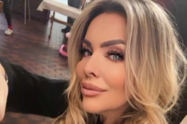 NIJE MOGLA DA ZATRUDNI, A ONDA U 50. GODINI DOBILA BLIZANCE! Pevačica mislila da je teško BOLESNA, zamalo pala u nesvest kad je saznala DIJAGNOZU