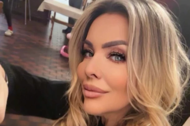 NIJE MOGLA DA ZATRUDNI, A ONDA U 50. GODINI DOBILA BLIZANCE! Pevačica mislila da je teško BOLESNA, zamalo pala u nesvest kad je saznala DIJAGNOZU