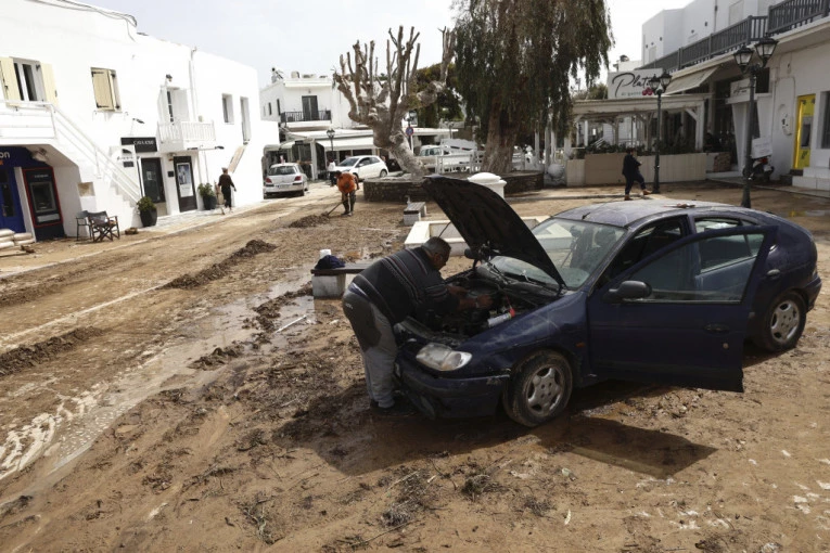 OMILJENA SRPSKA LETOVALIŠTA U GRČKOJ POTPUNO DEVASTIRANA! Jako nevreme čupalo drveće, bujice NOSILE AUTOMOBILE! (VIDEO)