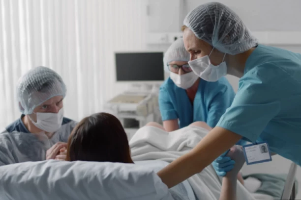 DEVOJČICA (12) PORODILA SE, OTAC JE NJEN BRAT (16)? Ni ona nije znala da je trudna, porodica i doktori ZANEMELI OD ŠOKA