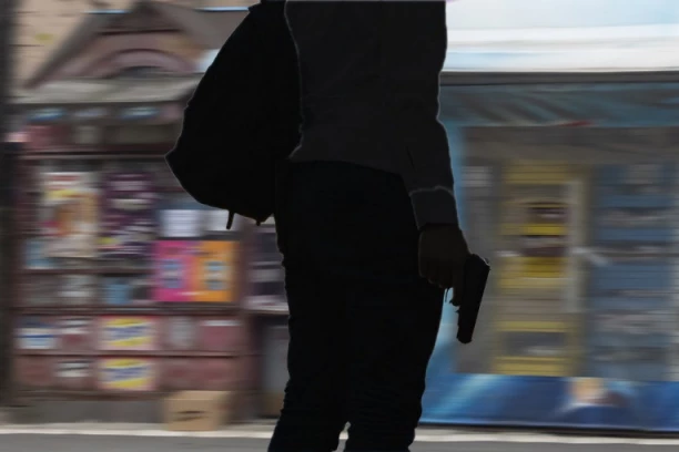 DRAMA U BAČKOJ PALANCI! Maloletnik repliku pištolja uperio u kasirku!