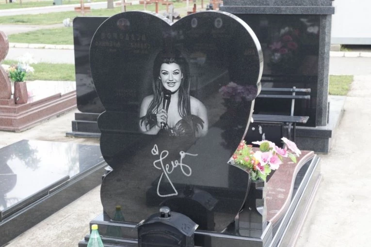 TUŽAN PRIZOR NA GROBU JELENE MARJANOVIĆ: Na desetogodišnjicu tragedije na spomeniku samo OVO!