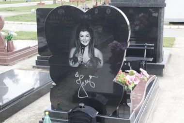 TUŽAN PRIZOR NA GROBU JELENE MARJANOVIĆ: Na desetogodišnjicu tragedije na spomeniku samo OVO!